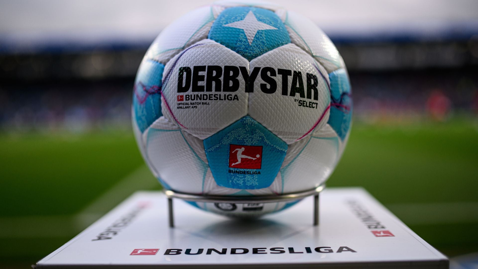 Wer unter 27 Jahre alt ist, zahlt für die Fußball-Bundesliga ab sofort weniger