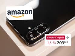 Das Galaxy A26 liegt auf einem Tisch, daneben das Amazon-Logo sowie ein aktuelles Angebot für 209 Euro.