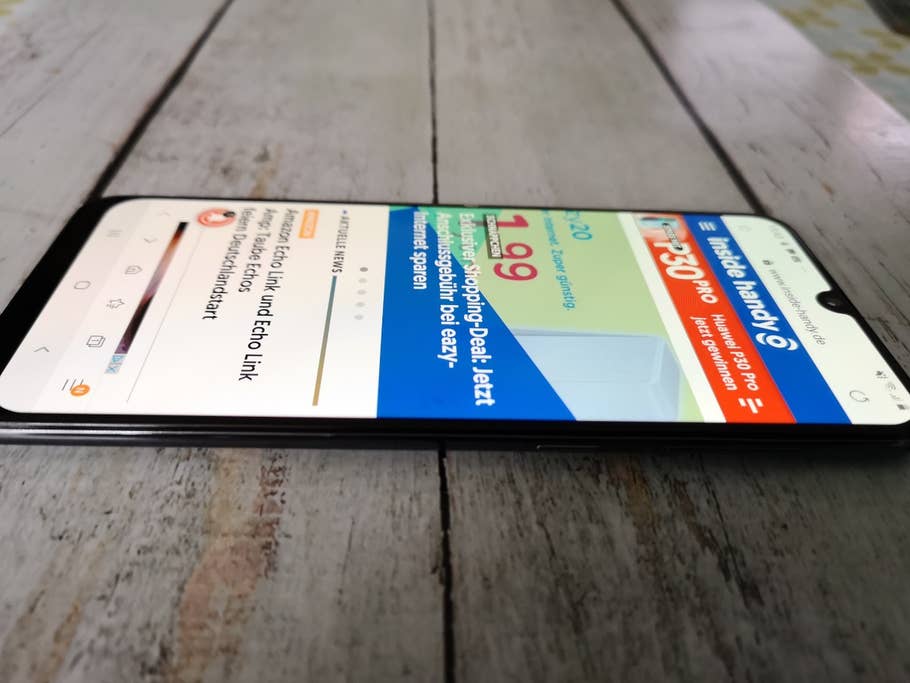 Das Display des Galaxy A50 von der Seite betrachtet.