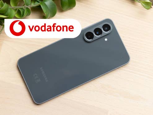 Samsung Galaxy A56 liegt auf einem Tisch, daneben das Logo von Vodafone