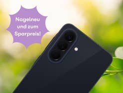 Samsung Galaxy A57 5G vor Natur-Hintergrund