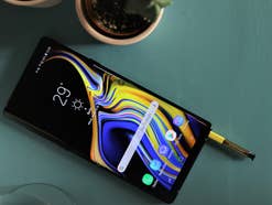 Samsung Galaxy Note 9 mit Stift Samsung Galaxy Note 9 mit Stift liegen auf dem Tisch