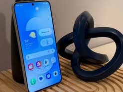 Samsung Galaxy S25 FE auf einem Tisch