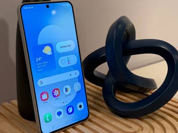 Samsung Galaxy S25 FE auf einem Tisch