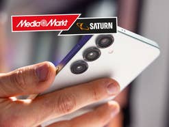 Samsung Galaxy S25 mit dem MediaMarkt/Saturn-Logo