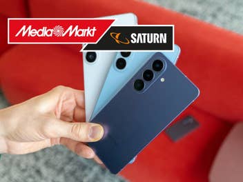 Eine Hand hält drei Modelle des Galaxy S26 Ultras in der Hand