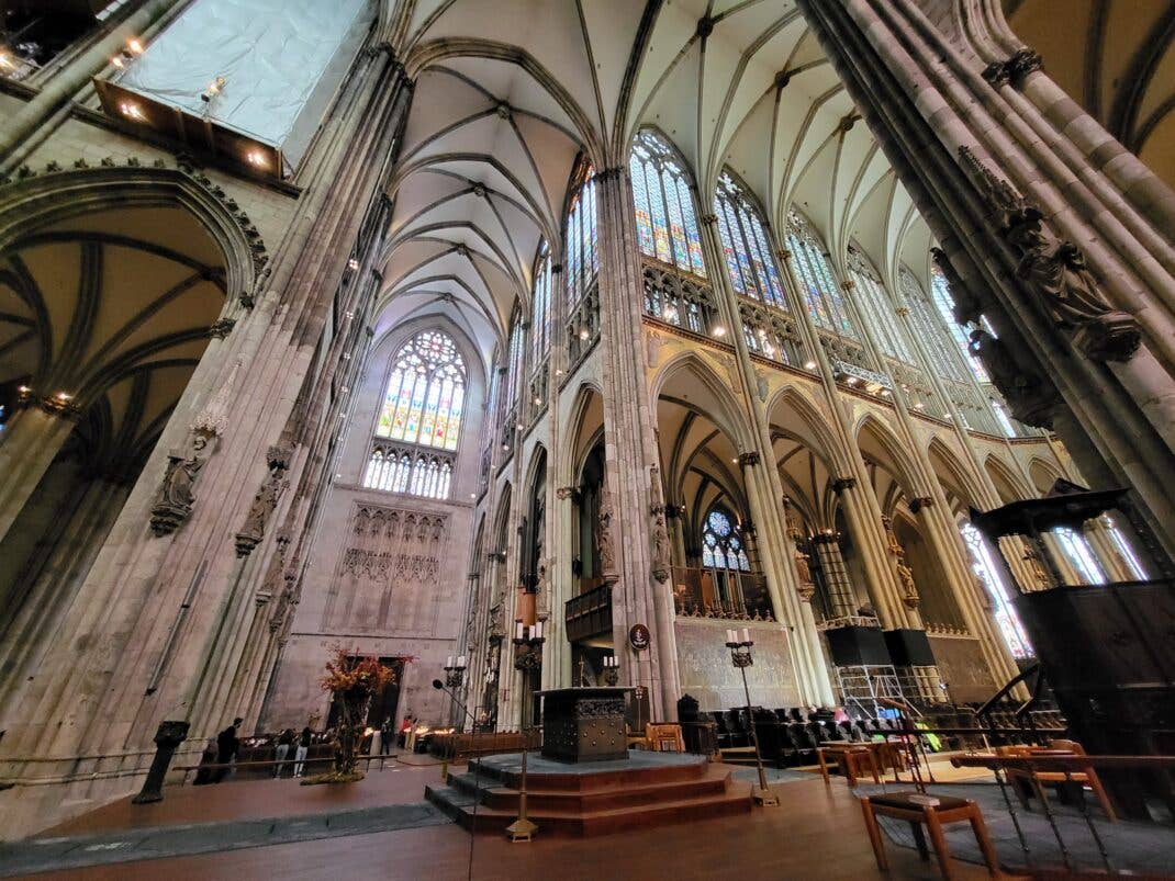 Auch wenn es im Kölner Dom etwas dunkel ist, macht die Ultraweitwinkel-Kamera schöne Fotos