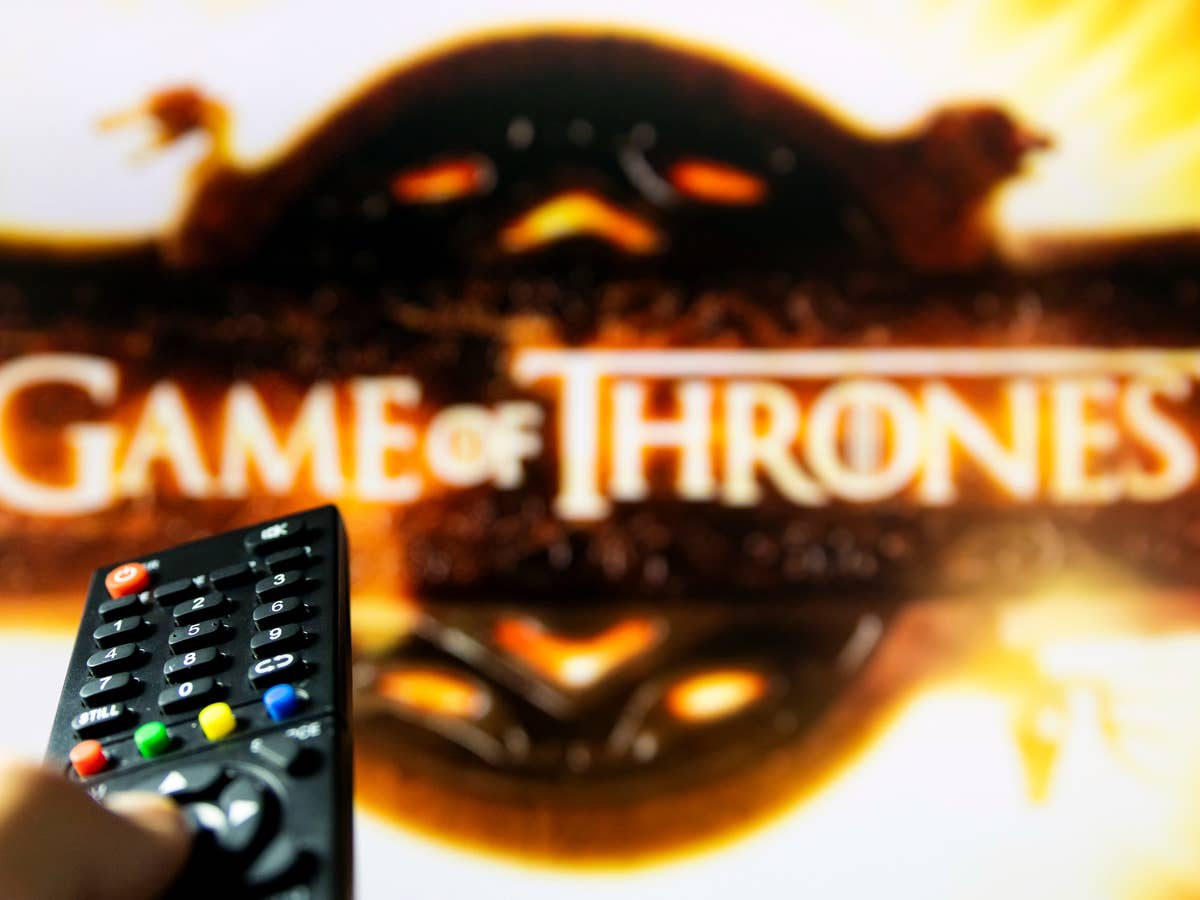 Bestätigt: Letzte Folge „Game of Thrones“ wird neu verfilmt Game of Thrones-Logo auf einem Fernseher