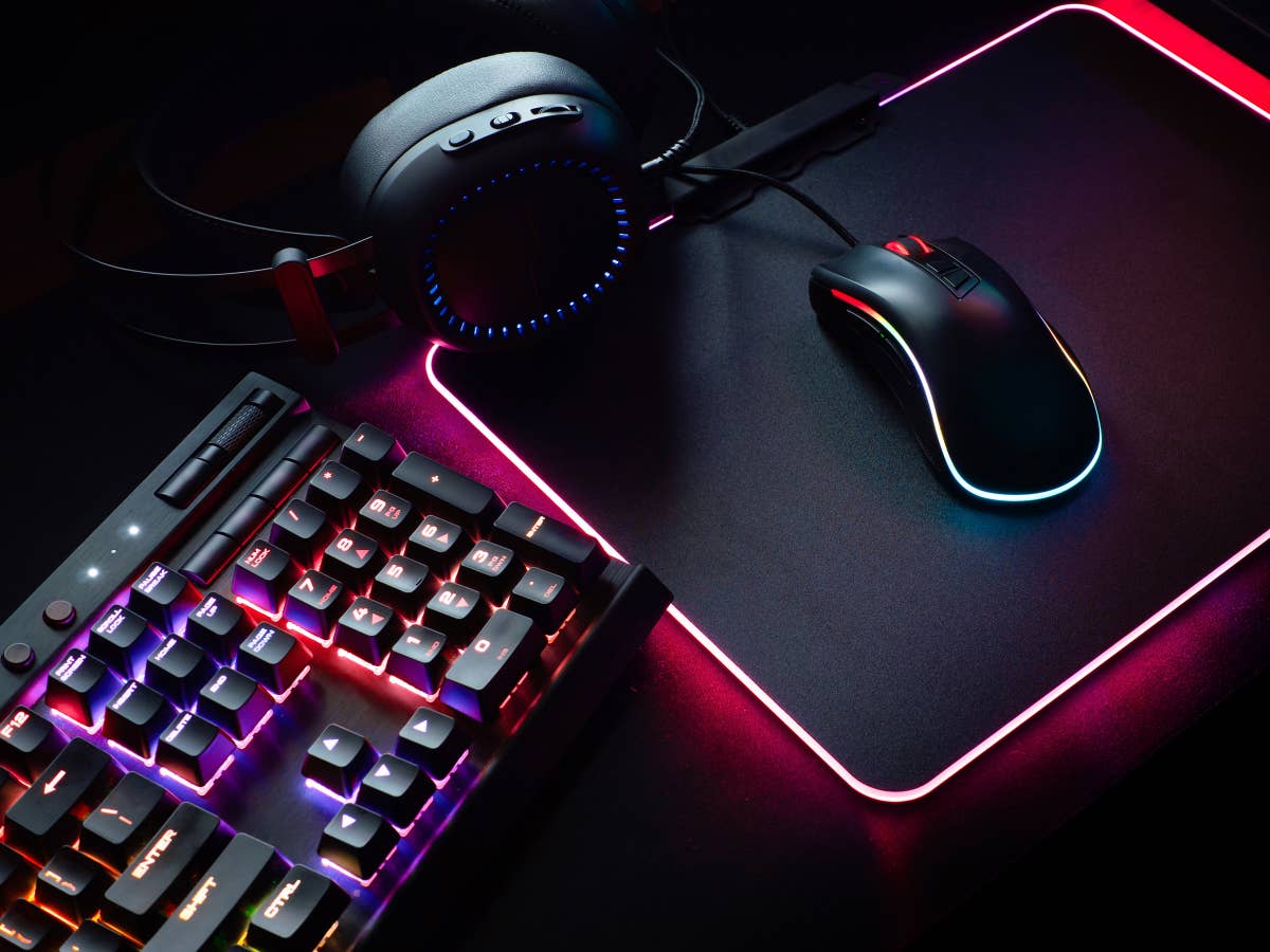 Gaming-Setup mit Tastatur, Maus und Headset