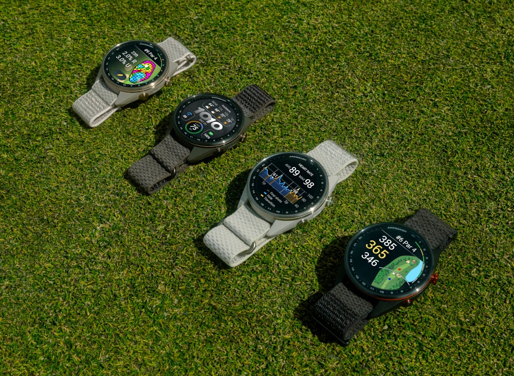 Garmin Approach S72 liegt auf einem Rasen.