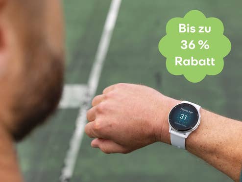 Garmin-Smartwatch am Handgelenk, drumrum verschwommen. Oben rechts Blase, in der "Bis zu 36 % Rabatt" steht