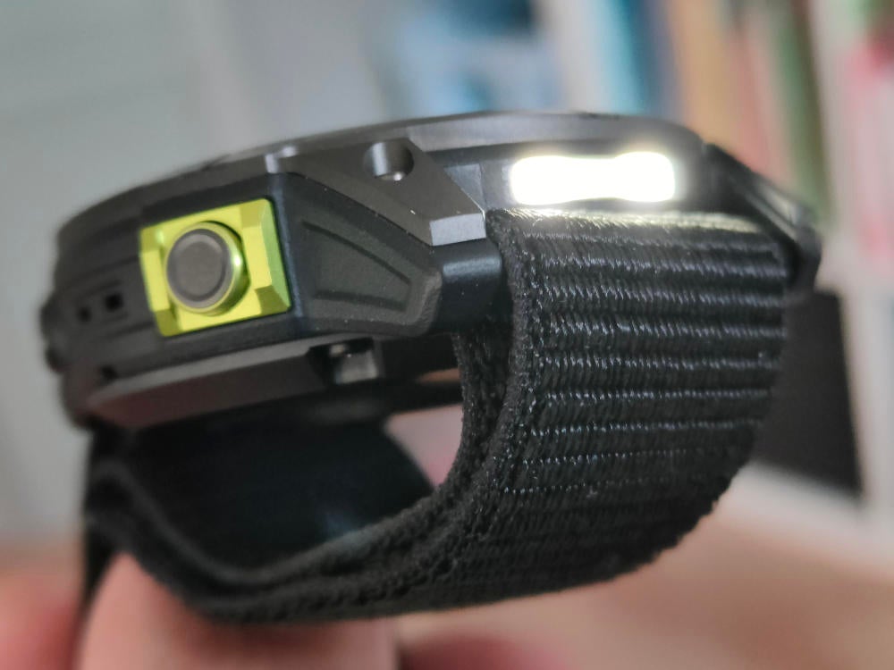 Eingeschaltete LED-Leuchte an der Garmin Enduro 2.