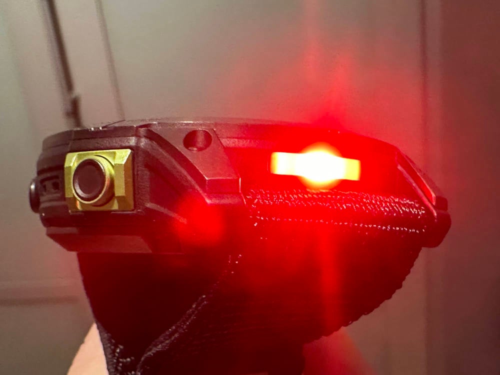 LED-Taschenlampe der Garmin Enduro 2 leuchtet rot.