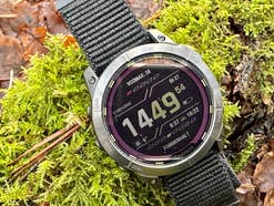 Garmin Enduro 2 liegt auf Moos.