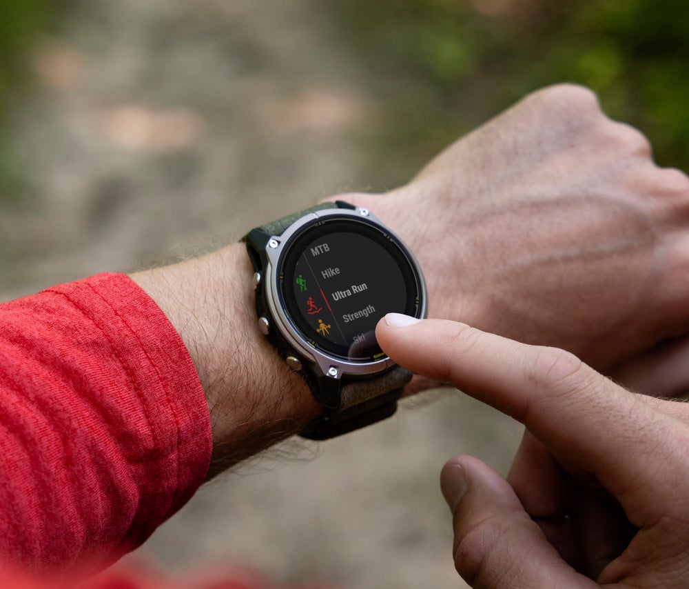 Garmin Enduro 4 am Handgelenk eines Sportlers.
