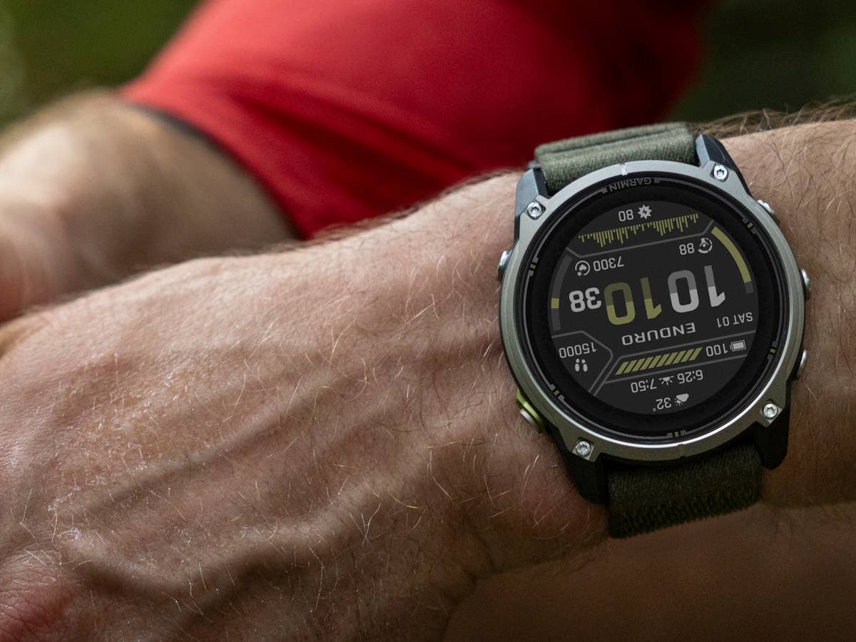 Garmin Enduro 4: 90 Tage Laufzeit und mehr. Garmin Enduro 4 in der Nahaufnahme am Handgelenk eines Sportlers.
