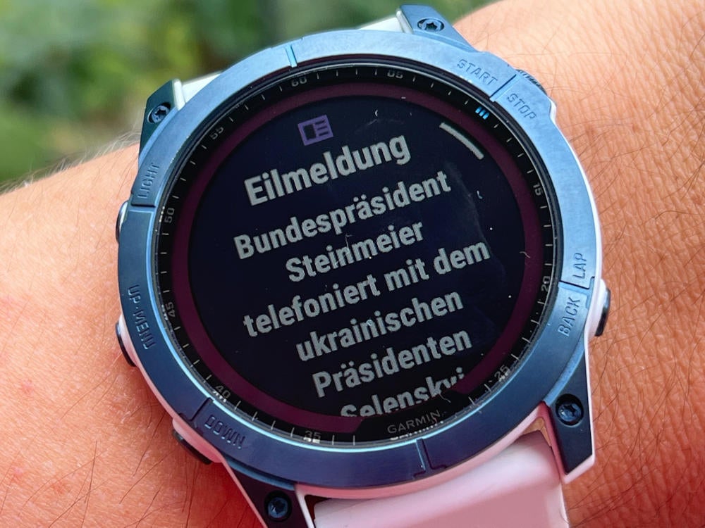 Garmin Fenix 7X zeigt eine Eilmeldung an.