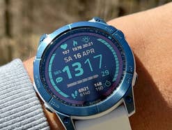 Garmin Fenix 7X Sapphire Solar Frontansicht.