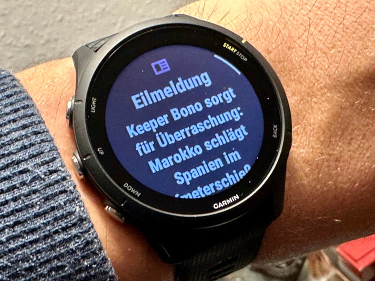 Eilmeldung vom Smartphone auf dem Display der Garmin Forerunner 255.