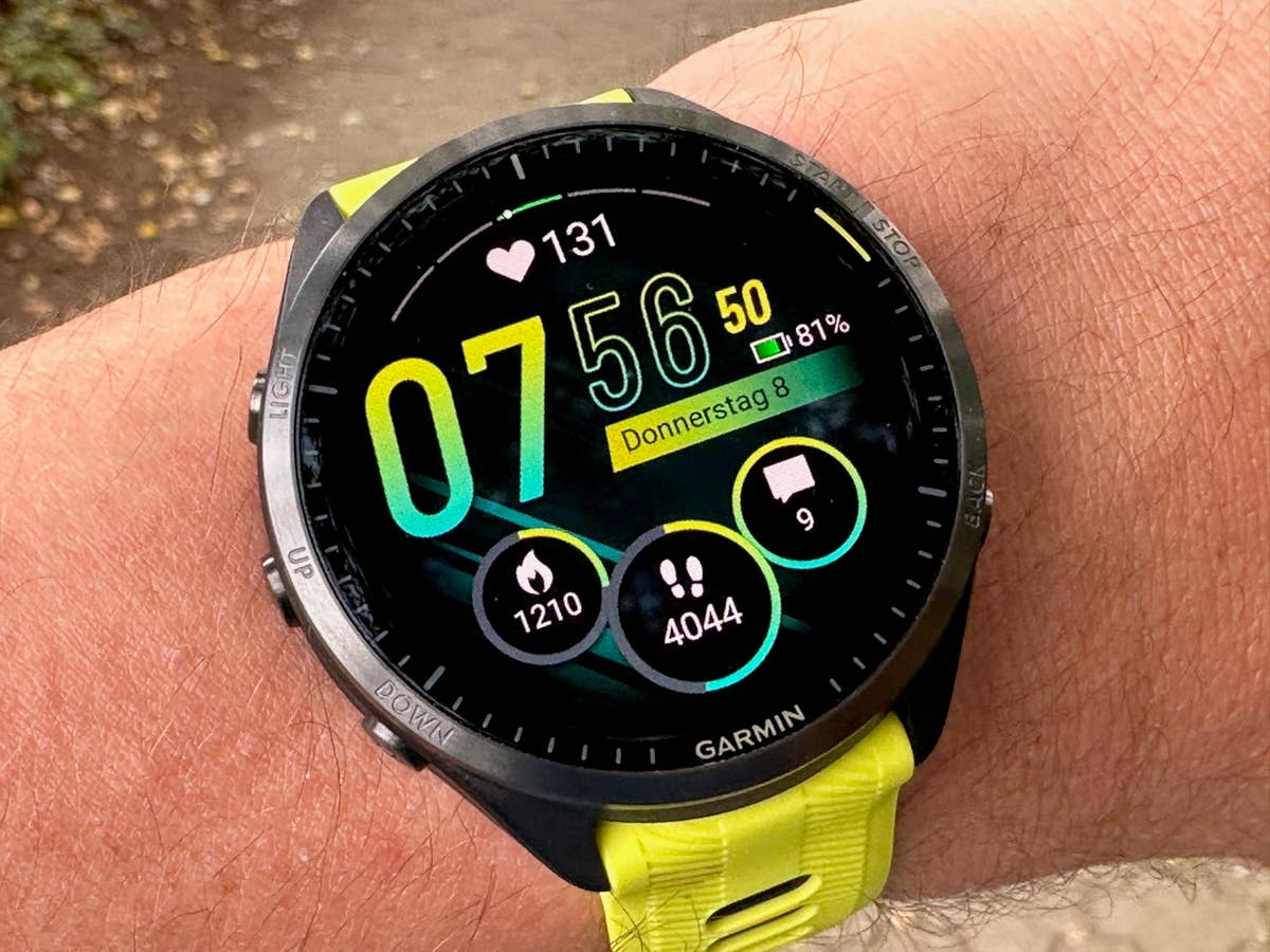 Garmin Forerunner 965 an einem Handgelenk.