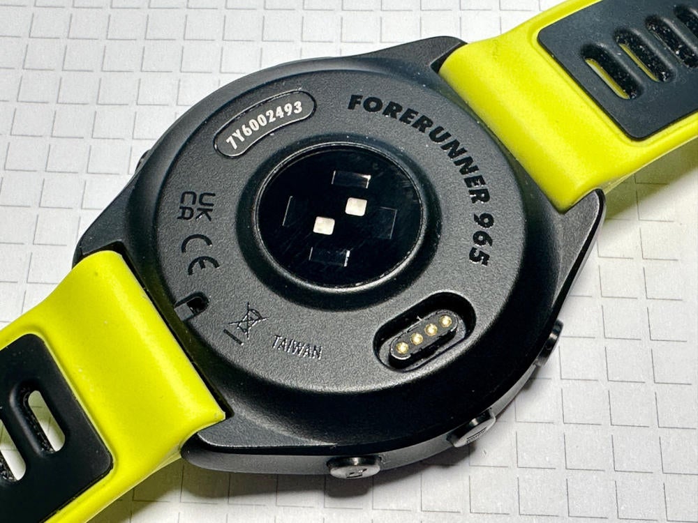 Rückseite der Garmin Forerunner 965