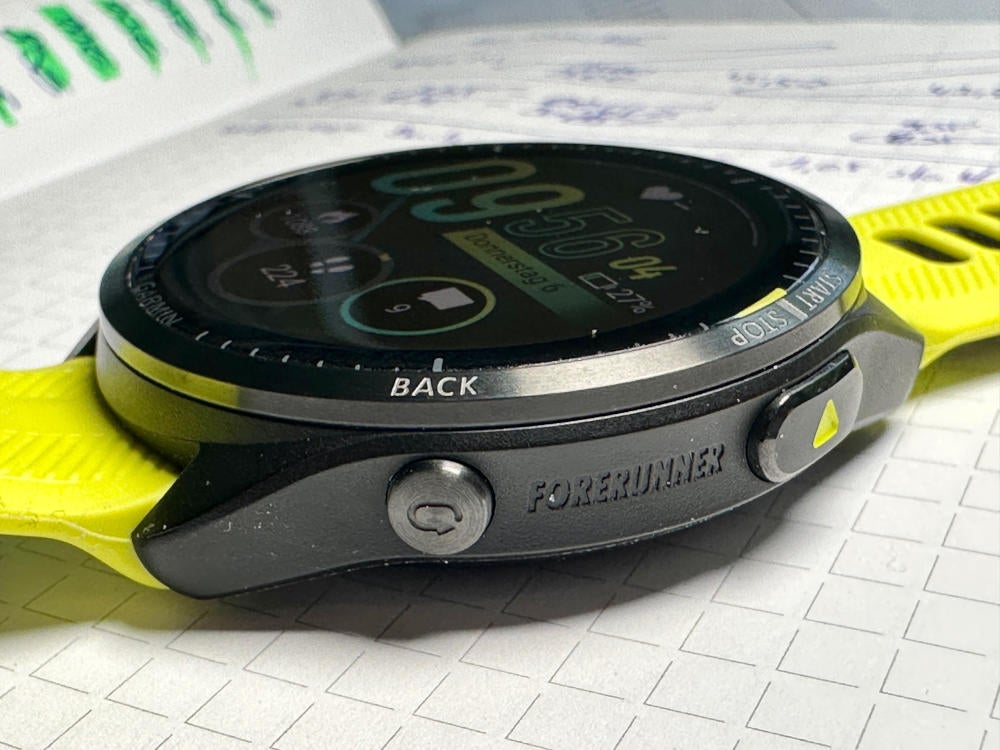 Seitenansicht der Garmin Forerunner 965.