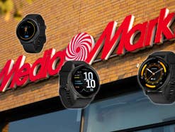 Garmin-Smartwatches vor einem MediaMarkt-Logo
