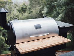 Gasgrills im Test: Dieser 250-Euro-Grill vermöbelt teures Weber-Modell