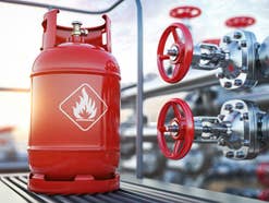 Gasleitungen und Gaskartusche als Sinnbild für russisches Gas