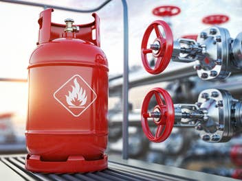 Gasleitungen und Gaskartusche als Sinnbild für russisches Gas