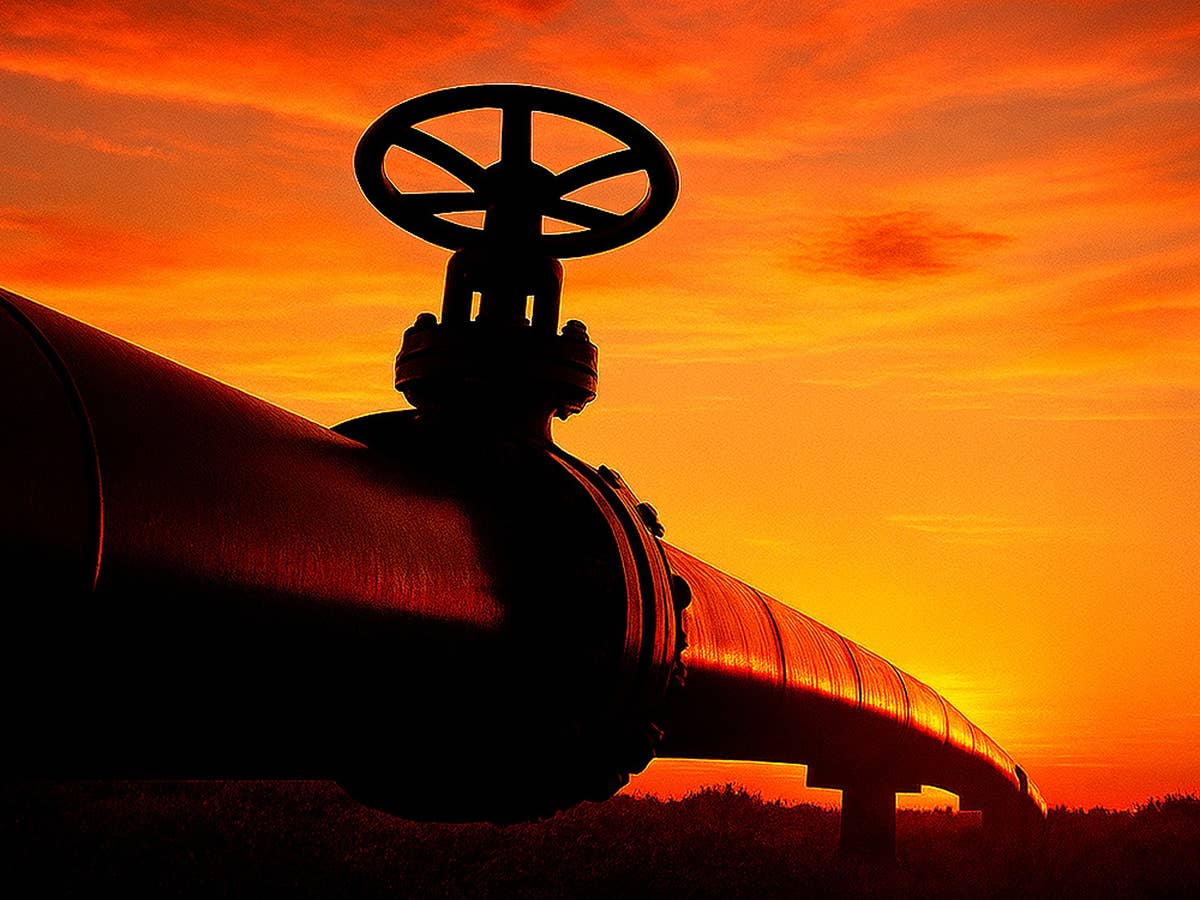 Gasnetz-Hammer: Dutzende Netze werden abgeschaltet Gas-Pipeline in einem Sonnenuntergang.