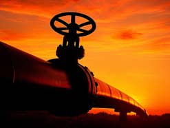 Gas-Pipeline in einem Sonnenuntergang.