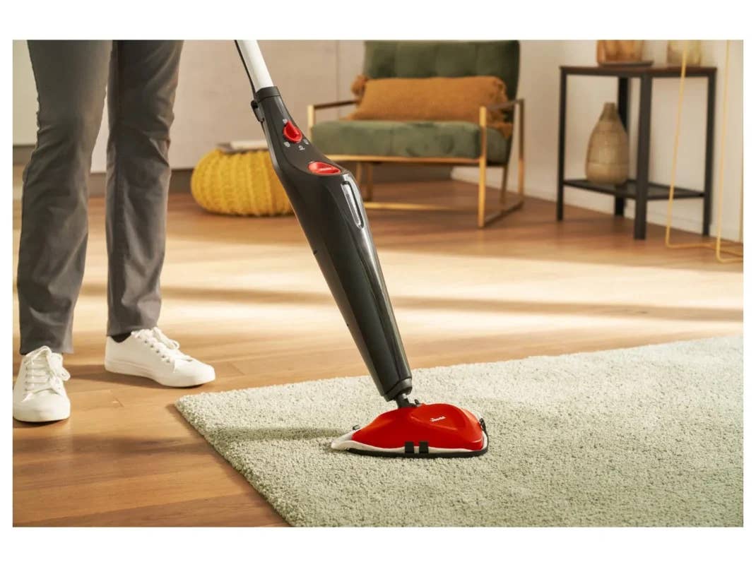 Eine Person putzt mit dem Vileda Dampfmopp einen Teppich