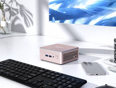 GEEKOM A5 2027 Edition Mini-PC auf einem Bürotisch mit einer Tastatur, Maus und Co.