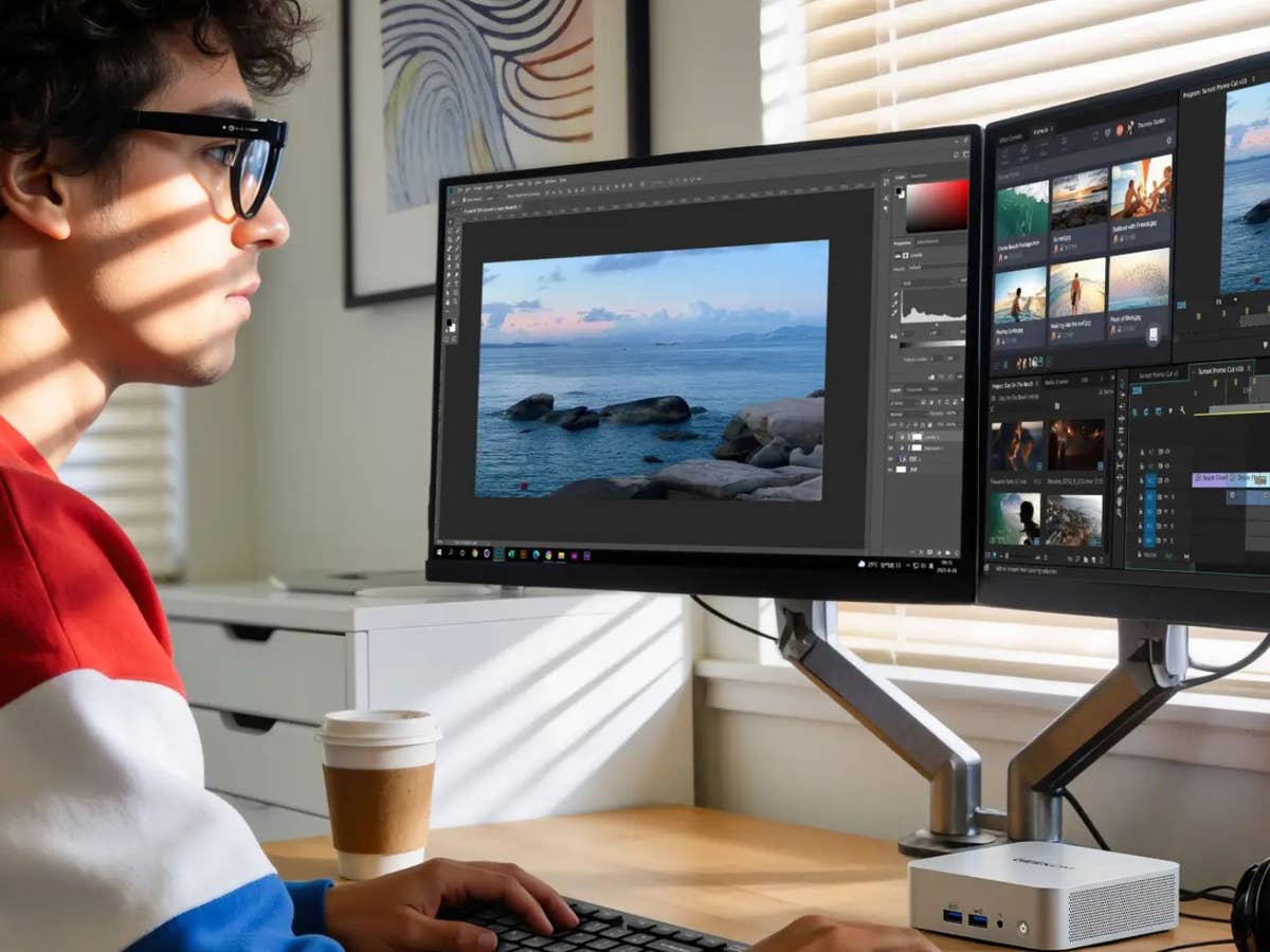 Geekom A5 Pro 2026 Mini-PC Ein Mann sitzt vor zwei Bildschirmen an einem Schreibtisch und arbeitet