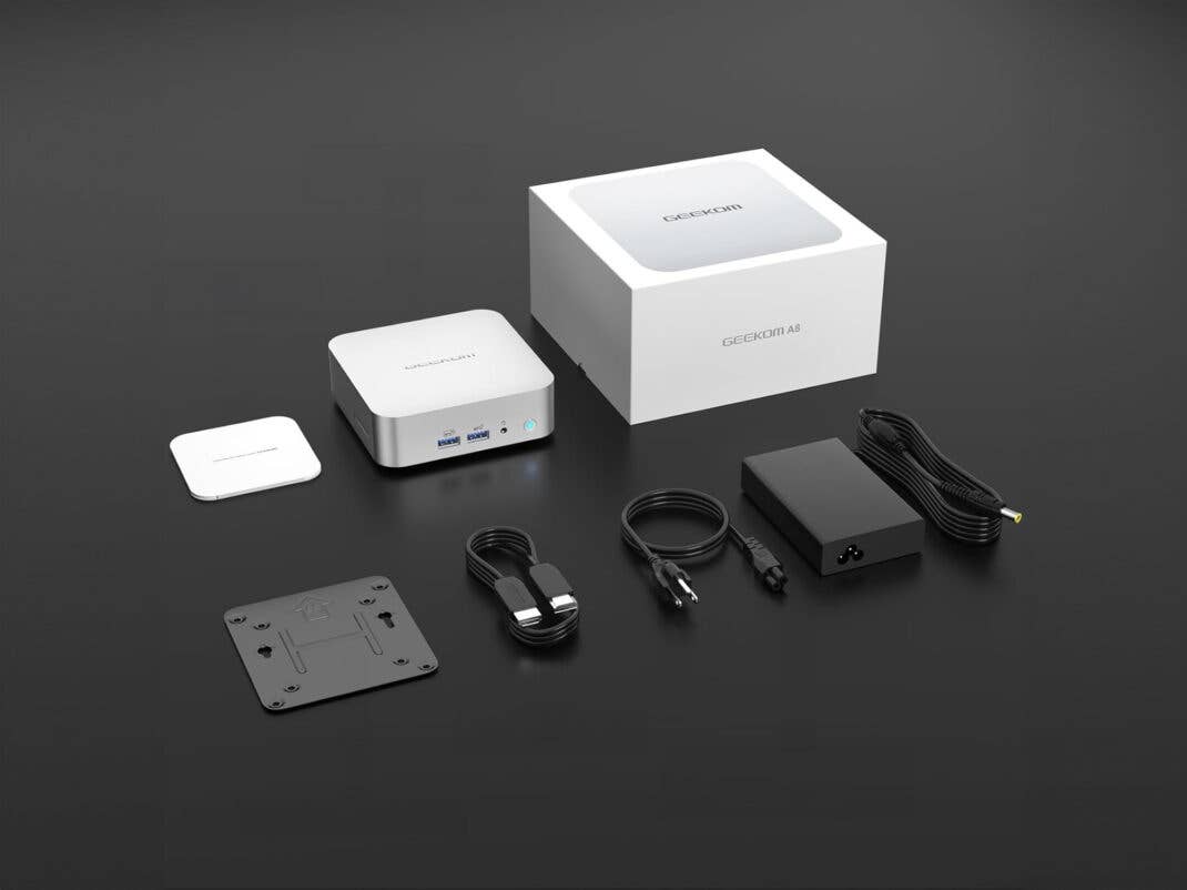 Geekom A8 Mini-PC mit Netzkabel, VESA-Halterung, Power-Adapter und Benutzerhandbuch.