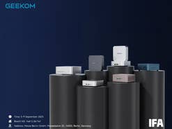 Geekom-Produkte auf grauen Säulen mit den genauen Daten zum Messestand der IFA von Geekom.