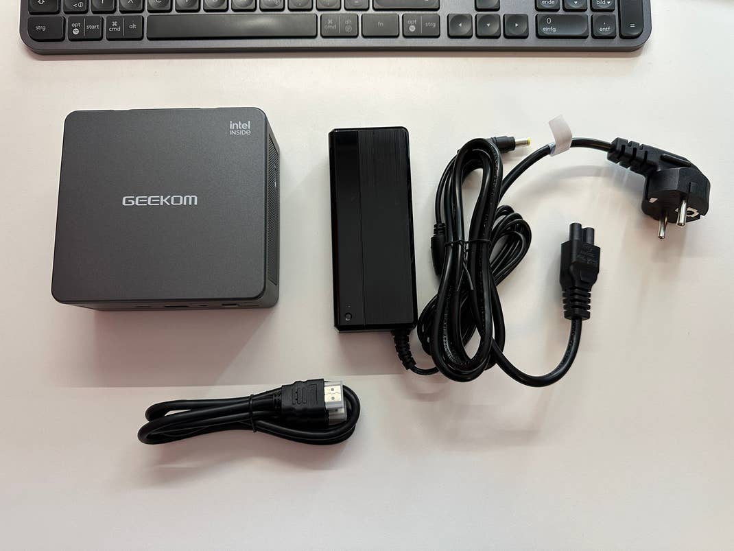 Geekom Mini IT11 mit Netzteil und HDMI-Kabel