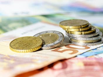 Geldscheine und Münzen