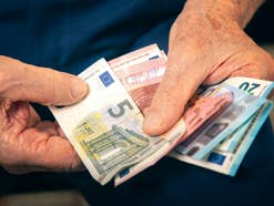 Rentner mit Geldscheinen