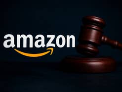 Amazon-Logo neben einem Richterhammer.