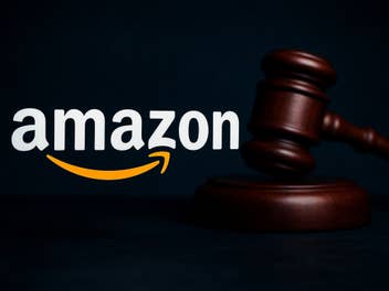 Geld zurück: Gericht stoppt Prime-Wucher von Amazon Amazon-Logo neben einem Richterhammer.