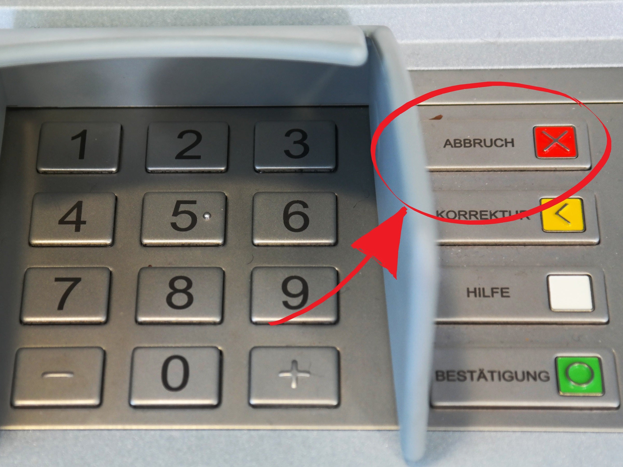 Am Geldautomaten: In diesen 3 Situationen sollte man den Abbruch-Knopf drücken