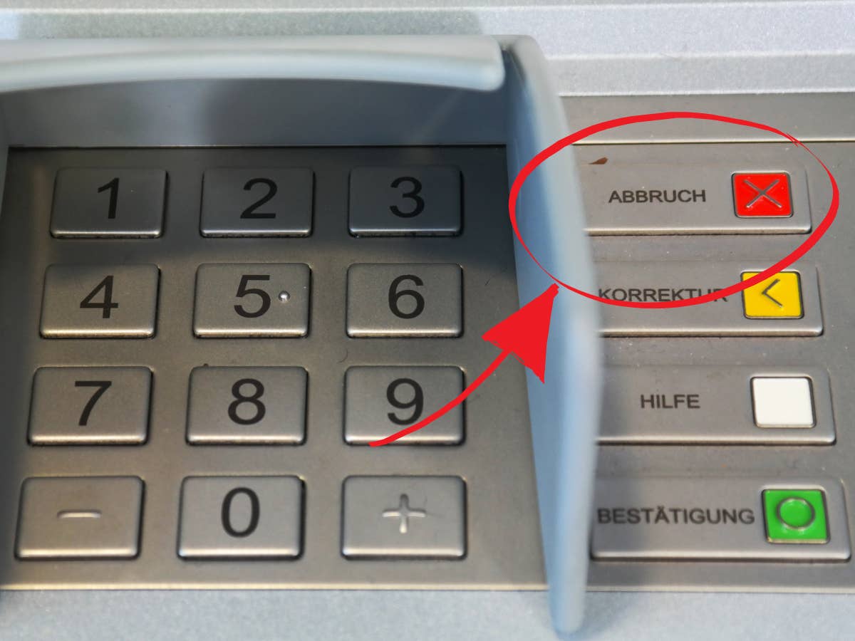 Am Geldautomaten: In diesen 3 Situationen sollte man den Abbruch-Knopf drücken Am Geldautomaten: In diesen 3 Situationen sollte man den Abbruch-Knopf drücken