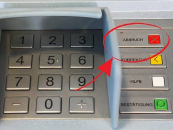 Am Geldautomaten: In diesen 3 Situationen sollte man den Abbruch-Knopf drücken