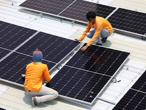 geldverschwendung-oder-sinnvoll-fuer-wen-sich-ein-balkonkraftwerk-mit-7.000-watt-lohnt Installation von Solarmodulen für eine PV-Anlage oder ein Balkonkraftwerk