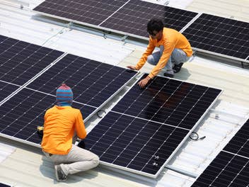 Installation von Solarmodulen für eine PV-Anlage oder ein Balkonkraftwerk