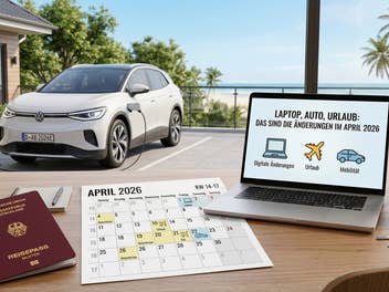 E-Auto lädt draußen vor einem Haus, drinen ein Schreibtisch mit aufgeklapptem Laptop, Reisepass, Kalenderblatt für April 2026, Smartphone und Schlüssel