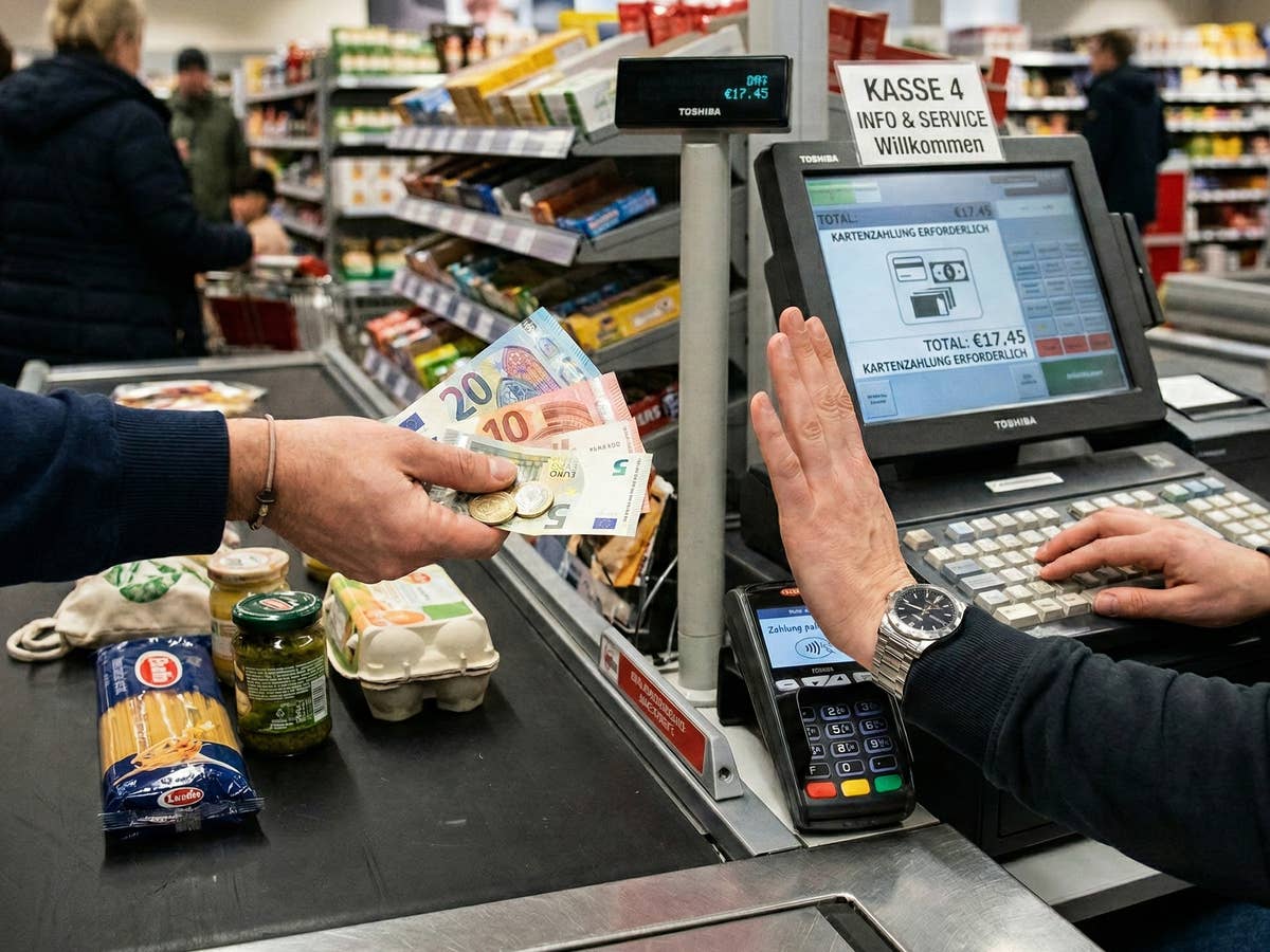 Kassierer verweigert Bargeld an der Kasse Eine Person will mit Bargeld an einer Supermarktkasse zahlen doch die kassierende Person verweigert die Annahme.