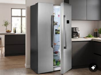 Bauknecht Side-by-Side-Kühlschrank in einer modernen Küche